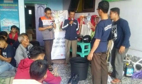 Penerima Manfaat (PM) program Ternak Kelinci dari Rumah Zakat mengikuti pelatihan pengolahan urine kelinci menjadi pupuk organik cair (POC). 