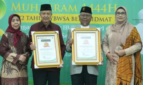 Penerima penganugerahan Budaya Akademik Islami (Budai) Award dari Universitas Islam Sultan Agung (Unissula), Mantan Gubernur Jawa Tengah, Drs Ali Mufiz MPA (dua dari kiri) dan Drs Ahmad Azhar Combo berfoto bersama, usai penyerahan penghrgaan, Kamis (18/8).