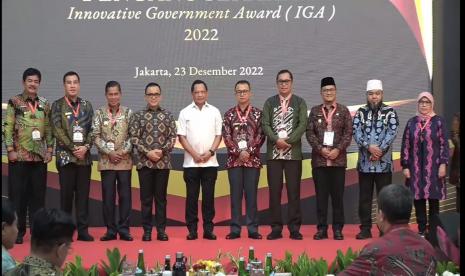 Penerima penghargaan dalam ajang Penganugerahan Innovative Government Award (IGA) Tahun 2022 yang digelar Kementerian Dalam Negeri (Kemendagri) berfoto bersama dengan Mendagri Tito Karnavian dan Menteri Pendayagunaan Aparatur Negara dan Reformasi Birokrasi (PANRB) Abdullah Azwar Anas, Jumat (23/12/2022).