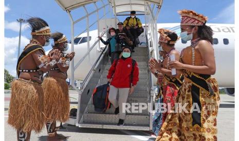 BNPB Bagikan 5.000 Masker Jelang Pembukaan PON XX Papua. Penerima tamu kontingen PON XX Papua menyambut kedatangan kontingen yang baru saja turun dari pesawat di Bandara Sentani Papua pada 20 September 2021.