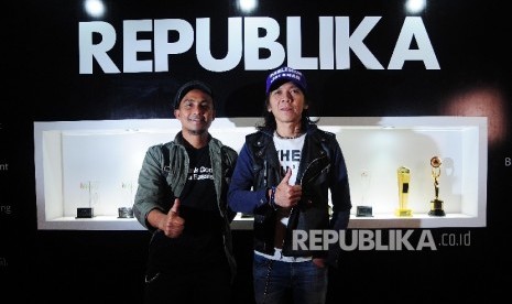 Penerima Tokoh Perubahan Republika 2015, Bimbim dan Ivan Slank saat acara malam Penganugerahan Tokoh Perubahan Republika 2015 di Jakarta, Senin (21/3) malam. 