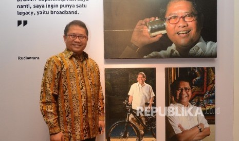 Penerima Tokoh Perubahan Republika 2015, Menteri Komunikasi dan Informatika Rudiantara saat acara malam Penganugerahan Tokoh Perubahan Republika 2015 di Jakarta, Senin (21/3) malam. 