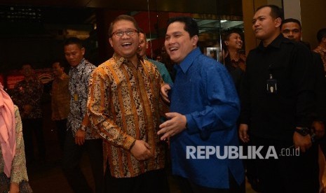 Penerima Tokoh Perubahan Republika 2015, Menteri Komunikasi dan Informatika Rudiantara saat acara malam Penganugerahan Tokoh Perubahan Republika 2015 di Jakarta, Senin (21/3) malam. 