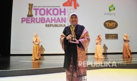 Penerima Tokoh Perubahan Republika 2016 CEO PT Paragon Technology Innovation (PTI) Nurhayati Subakat saat malam anugerah Tokoh Perubahan Republika 2016