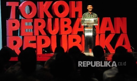 Penerima tokoh perubahan TGH Hasanain memberikan sambutan saat malam Penganugerahan Tokoh Perubahan Republika 2015 di Jakarta, Senin (21/3) malam. 