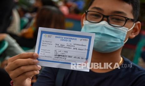 RSUD Mataram Tangani 51 Pasien di RSD Covid-19. Penerima vaksin usia 12-17 menunjukkan kartu vaksinasi COVID-19 saat vaksinasi COVID-19 dosis pertama di taman Sangkareang Mataram, NTB, Kamis (8/7/2021). Berdasarkan data Dinas Kesehatan Kota Mataram menyebutkan hingga Senin (5/7/2021) sebanyak 877 anak usia 12-17 tahun di daerah tersebut sudah mendapatkan vaksin COVID-19 tahap pertama.