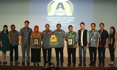 Penerimaan akreaditasi A Binus University dari Badan Akreditasi Nasional Perguruan Tinggi (BAN-PT).