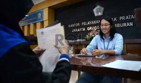 Penerimaan Pajak: Aktivitas pelayanan adminstrasi pajak di Kantor Pelayanan Pajak Pratama Jakarta Grogol Petamburan, Rabu (8/4). 