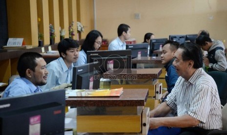 Penerimaan Pajak: Aktivitas pelayanan adminstrasi pajak di Kantor Pelayanan Pajak Pratama Jakarta Grogol Petamburan, Rabu (8/4).