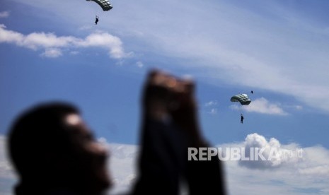 Penerjun dari Paskhas TNI AU melakukan penerjunan tempur pada upacara peringatan Puncak HUT ke-71 TNI AU di Lanud Halim Perdanakusuma, Jakarta, Ahad (9/4). 