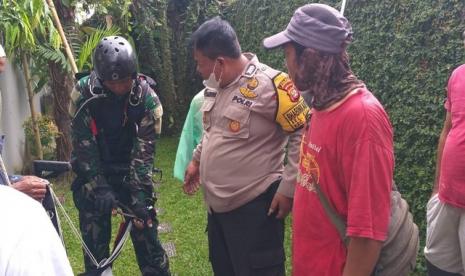 Penerjun payung TNI tersasar mendarat di rumah warga kawasan Jalan Benda, Kelurahan Ciganjur, Kecamatan Jagakarsa, Jakarta Selatan pada Kamis (9/2/2023).