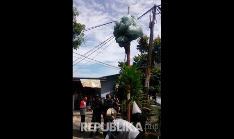 Penerjun TNI AU tersangkut di tiang listrik saat melakukan latihan persiapan HUT TNI.