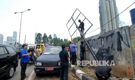 Penertiban papan reklame (Ilustrasi)