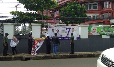 Penertiban spanduk kampanye di wilayah Warung Buncit, Jakarta Selatan