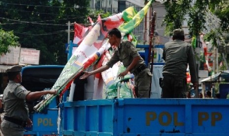 Penertiban Spanduk Pilpres: Petugas Satpol PP merazia sejumlah spanduk Capres dan Cawapres di sekitaran Menteng, Jakarta Pusat, Kamis (29/5). penertiban ini dilakukan karena belum masuk masa kampanye untuk Pilpres.