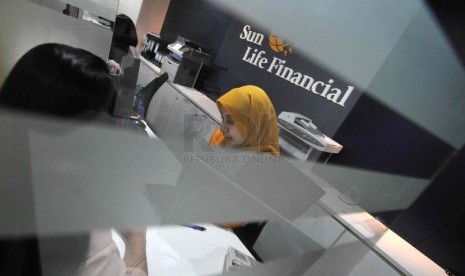 Penetrasi Produk Asurasi. Petugas melayani nasabah di kantor layanan Sun Life Financial, Jakarta, Jumat (11/4). 