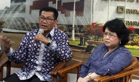 Pengacara Elza Syarief bersama Ketua Komisi II DPR Agun Gunanjar.