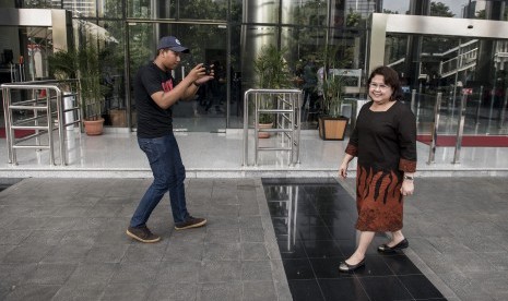 Pengacara Elza Syarief (kanan) berjalan keluar gedung KPK seusai menjalani pemeriksaan, Jakarta, Jumat (11/8). 