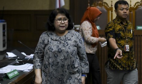 Pengacara Elza Syarief (kiri) dihadirkan sebagai saksi saat sidang lanjutan dengan terdakwa kasus korupsi pengadaan KTP elektronik Setya Novanto di Pengadilan Tipikor, Jakarta, Senin (26/2). 