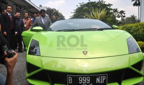 Pengacara Hotman Paris Hutapea mengendarai mobil mewah Lamborghini saat bertemu Gubernur DKI Jakarta Joko Widodo di Gedung Balai Kota, Jakarta Pusat, Senin (23/9).   (Republika/Rakhmawaty La'lang)