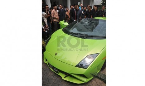 Pengacara Hotman Paris Hutapea mengendarai mobil mewah Lamborghini saat bertemu Gubernur DKI Jakarta Joko Widodo di Gedung Balai Kota, Jakarta Pusat, Senin (23/9).   (Republika/Rakhmawaty La'lang)