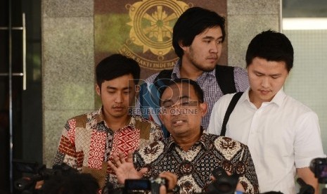 Pengacara mantan Ketua DPR Setya Novanto (Setnov), Firman Wijaya (kedua Kanan) memasuki Gedung Bareskrim untuk menjalani pemeriksaan di Jakarta, Jumat (8/1).