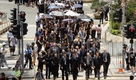 Pengacara melakukan aksi jalan kaki di Hong Kong, Rabu (7/8). Mereka memberi dukungan bagi pengunjuk rasa antipemerintah. 