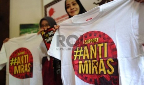 Pengagas gerakan Say No To Miras Fahira Idris (kanan) menunjukan buku dan kaos bertuliskan Anti Miras. 