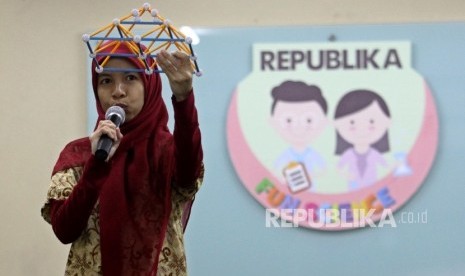 Pengajar memberikan materi dalam Republika Fun Science di Kantor Harian Republika, Jakarta, Sabtu (3/9).