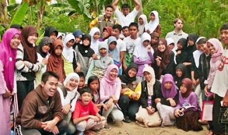 Pengajar Muda di Kabupaten Majene, Sulawesi Barat, foto bersama anak-anak didik mereka.