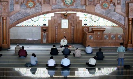 Pengajian di Masjid Pusdai, Bandung.