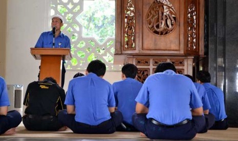 Pengajian karyawan di Masjid Ar Rahman komplek Kantor Pusat Jasamarga, Kramatjati, Jakarta Timur.