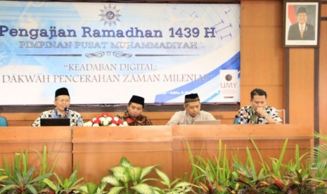 Pengajian Ramadhan Pengurus Pusat Muhammadiyah, di kampus UMY Yogyakarta (25/5).  DR Iswandi Syahputra paling kanan. 