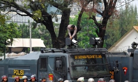 Pengamanan aksi demo oleh kepolisian di depan Kedutaan Besar Amerika Serikat .