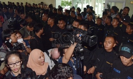 Pengamanan Dalam membuat barikade pengamanan saat berlangsungnya sidang perkara dugaan pelanggaran kode etik Mahkamah Kehormatan Dewan (MKD) secara tertutup di Kompleks Parlemen, Senanyan, Jakarta, Senin (7/12). 