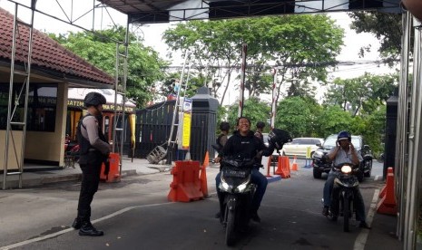 Pengamanan di Mapolda Jawa Timur (Jatim) di Surabaya diperketat pascaledakan bom diduga bunuh diri di Mapolrestabes Medan, Rabu (13/11).