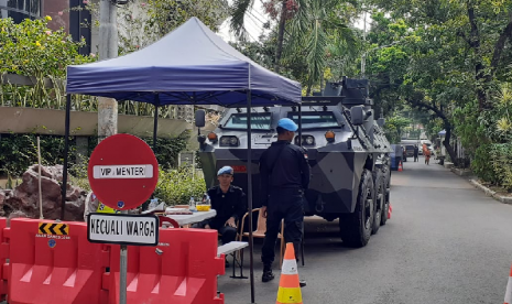 Pengamanan Jalan Situbondo, Menteng, menuju kediaman Wakil Presiden terpilih Ma'ruf Amin jelang pelantikan presiden dan wakil presiden terpilih periode 2019-2024, Ahad, (20/10).