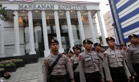 Pengamanan Mahkamah Konstitusi: Anggota polisi Polda Metro Jaya melakukan apel di halaman Mahkamah Konstitusi (MK), Jakarta, Selasa (19/8). 