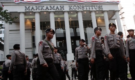 Pengamanan Mahkamah Konstitusi: Anggota polisi Polda Metro Jaya usai melakukan apel di halaman Mahkamah Konstitusi (MK), Jakarta, Selasa (19/8).