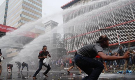 pengamanan Pemilu 2014 di depan gedung Badan Pengawasan Pemilu (Bawaslu), Jakarta, Jumat (7/2).