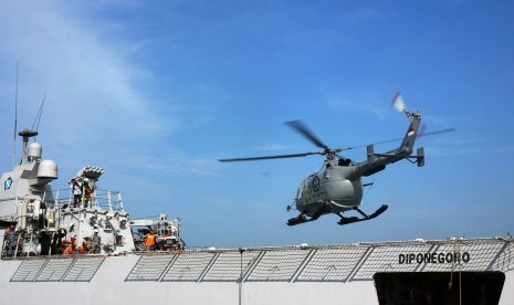 Pengamanan Udara Nusakambangan :Helikopter milik TNI Angkatan Laut mengudara dari KRI Diponegoro yang bersandar di Dermaga I Pelabuhan Tanjung Intan Cilacap, Jateng, Selasa (10/3). 