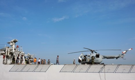 Pengamanan Udara Nusakambangan :Sejumlah awak kapal memeriksa kondisi helikopter milik TNI Angkatan Laut, di KRI Diponegoro yang bersandar di Dermaga I Pelabuhan Tanjung Intan Cilacap, Jateng, Selasa (10/3).