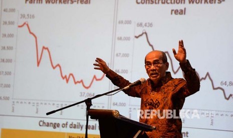 Pengamat Ekonomi Faisal Basri memberikan paparan saat Indonesia Economic and Financial Sector Outlook (IEFSO) 2018 di Jakarta, Kamis (7/12). Pada acara ini membahas peluang pertumbuhan perekonomian di tahun depan. Dibawah bayang hutang luar negeri yang bertambah. 