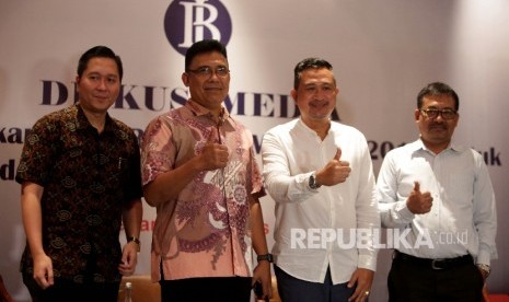 Pengamat Ekonomi Joshua Pardede, bersama Kepala Satuan Tugas Bank Indonesia untuk pertemuan Tahunan IMF-Bank Dunia 2018 Peter Jacobs, Direktur Eksekutif International NGO Forum on Indonesian Development (INFID) Sugeng Bahagijo, dan Ketua Gabungan Industri PariwisataIndonesia (GIPI) Bali Ida Bagus Agung Partha Adnyana (dari kiri). 