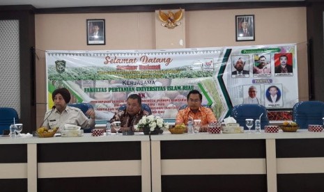 Pengamat ekonomi pertanian HS Dillon, Kepala Dinas Ketahanan Pangan Provinsi Riau Darmansyah, dan Kepala Biro Humas dan Informasi Publik Kementerian Pertanian Kuntoro Boga Andri (dari kiri ke kanan) berbicara dalam seminar nasional bertajuk “Mewujudkan Ketahanan Pangan Melalui Pengembangan Bahan Pangan Lokal di Indonesia” di Pekanbaru, Riau, Sabtu (21/7).