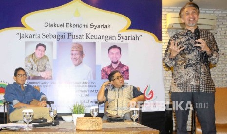 Pengamat ekonomi syariah Adiwarman Karim (kanan) bersama ketua umum asosiasi pedagang pasar seluruh Indonesia (APPSI) sekaligus Calon Wakil Gubernur DKI Jakarta Sandiaga Salahuddin Uno (kiri) serta Pakar Asuransi Syariah Muhammad Sakir Sula (tengah) saat m