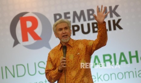 Pengamat Ekonomi Syariah sekaligus Presiden Direktur Karim Consulting Indonesia Adiwarman Karim menjadi pembicara dalam seminar Perbankan Syariah bertajuk Rembuk Republik, Jakarta, Kamis (5/10). 