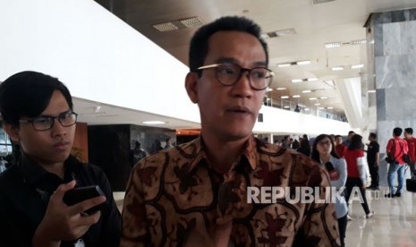 Pengamat Hukum Tata Negara Refly Harun saat diwawancarai di Kompleks Parlemen, Senayan, Jakarta pada Selasa (14/11).