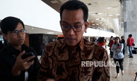 Pengamat Hukum Tata Negara Refly Harun saat diwawancarai di Kompleks Parlemen, Senayan, Jakarta pada Selasa (14/11).