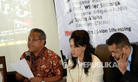 Pengamat Militer dan Intelejen Susaningtyas NH Kertopati (tengah)